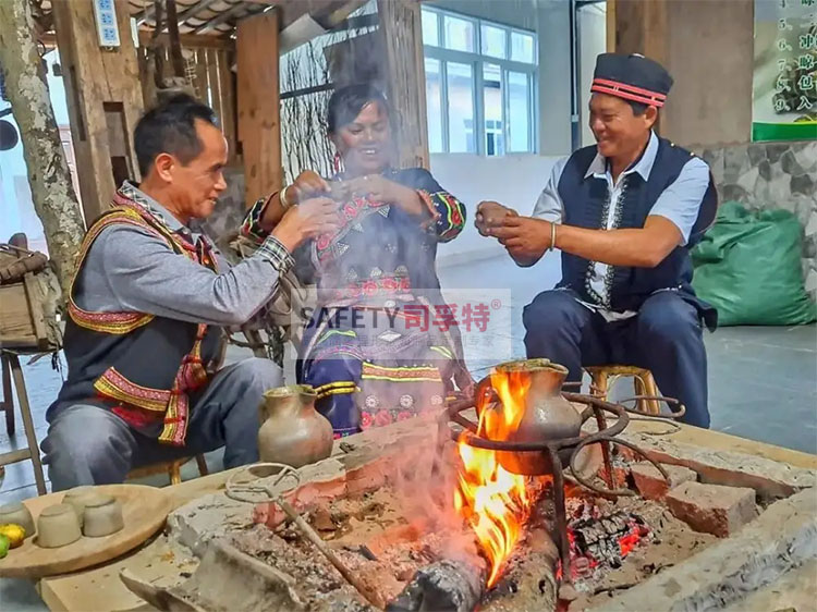 圍爐煮茶的由來(lái):云南非遺“火塘烤茶”的傳承(圖3) 圍爐煮茶的由來(lái):云南非遺“火塘烤茶”的傳承(圖3)