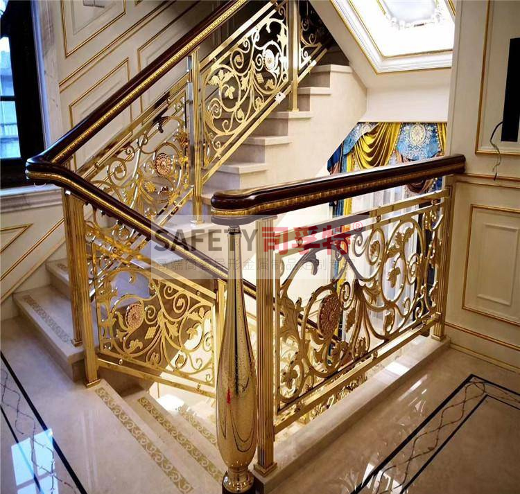 銅藝樓梯扶手：結(jié)構(gòu)獨(dú)特，造型優(yōu)美，堅(jiān)固耐用[司孚特銅藝護(hù)欄，銅樓梯扶手](圖1)