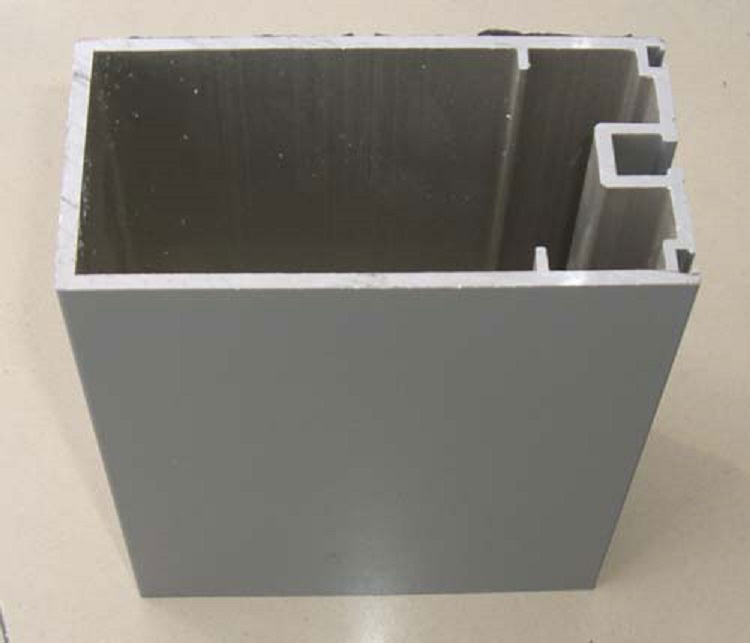 防火幕墻型材該怎么選擇 長期以來，建筑物的火災(zāi)時常發(fā)生，建筑物防火一直都是設(shè)計師注重的要點，特別是外裝飾幕墻防火，關(guān)乎著逃生，阻止火勢蔓的重要防線。防火幕墻也隨之應(yīng)運(yùn)而生。那么，防火幕墻的最重要部分—(圖2)